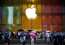 Флагманський магазин Apple у Шанхаї переповнений – у продажу з’явився iPhone 15