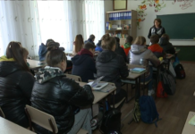 У Києві діти навчаються в холодних класах: чиновники говорять про «автономію», батьки — про відсутність вибору