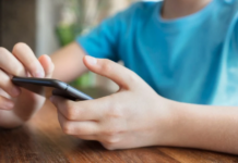У Польщі планують заборонити мобільні телефони в школах для дітей до 16 років