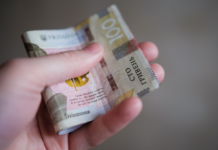 Зарплати освітян знову найнижчі серед усіх галузей — Держстат