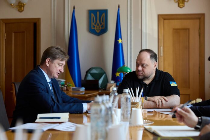 758778572_2200547814069291_6468832160821524740_n Голова Верховної Ради України Руслан Стефанчук та міністр освіти і науки України Андрій Бутенко під час робочої зустрічі. Фото: Facebook Руслана Стефанчука.