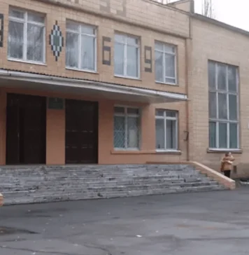 В Одесі вчителька випала з вікна школи під час миття: у мерії заявили про «власну ініціативу» Одеська школа. Фото: osvita-omr.gov.ua