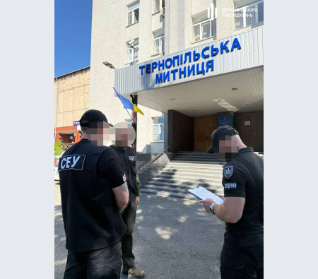 na-ternopilshhini-dbr-vikrilo-mitnika-na-torgivli-vidstrochkami-cherez-vstup-do-vishiv-450x395-4fd Відстрочка через вступ — ДБР викрило ймовірну схему на Тернопільщині